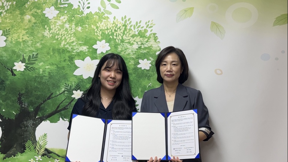 음봉산동종합사회복지관과 대한중앙의료봉사회 관계자가 협약서를 들고 기념촬영하는 모습